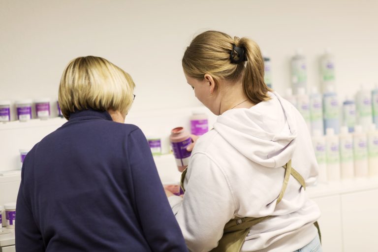 Bunte Vielfalt an Keramikfarben