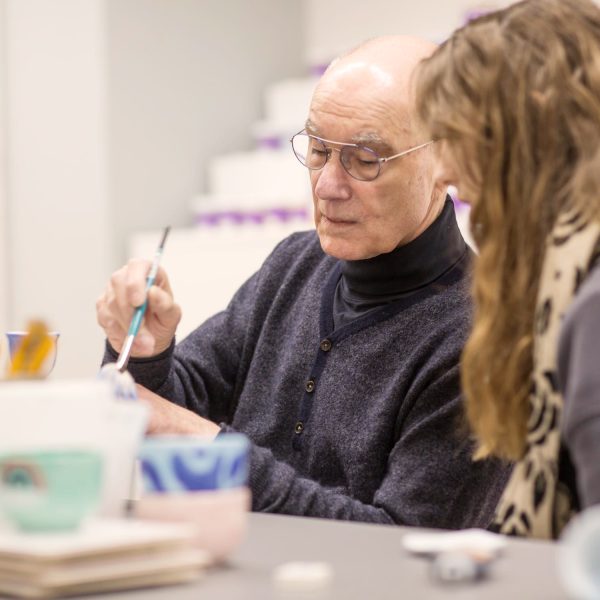 Gemeinsam Keramik bemalen