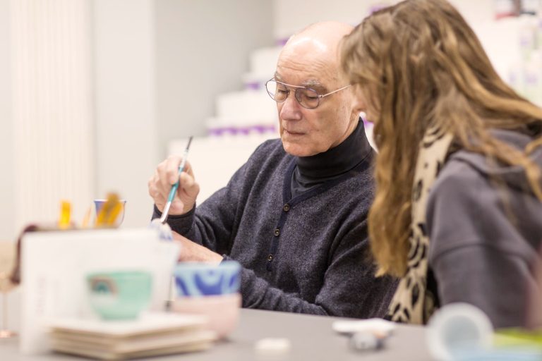 Gemeinsam Keramik bemalen