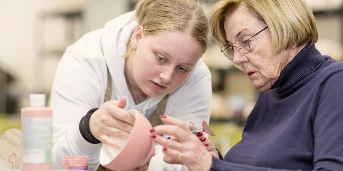 Gemeinsam Keramik selbst bemalen