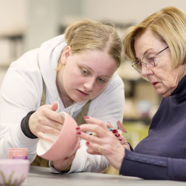 Gemeinsam Keramik selbst bemalen