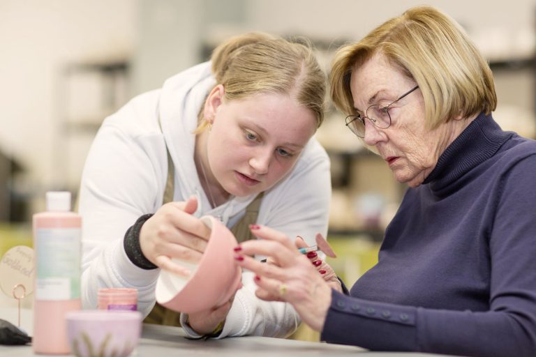 Gemeinsam Keramik selbst bemalen