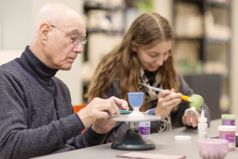 Gemeinsam Keramik bemalen