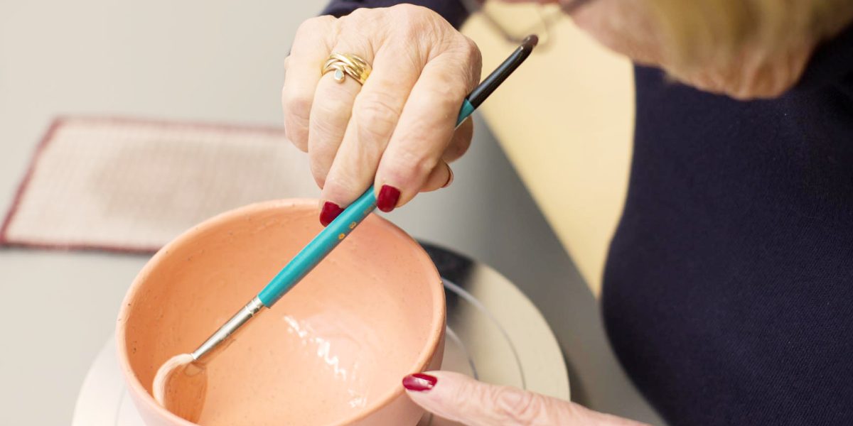 Gemeinsam Keramik selbst bemalen