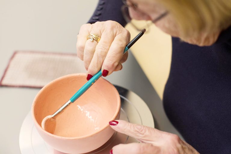 Gemeinsam Keramik selbst bemalen